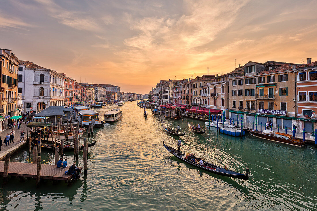 Canal Grande mit Gondel bei Sonnenuntergang von der Rialto Brücke in Venedig, Venetien, Italien