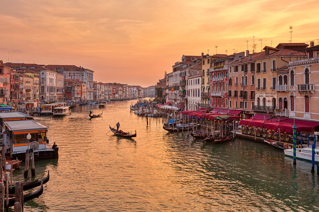 Canal Grande mit Gondel bei Sonnenuntergang von der Rialto Brücke in Venedig, Venetien, Italien
