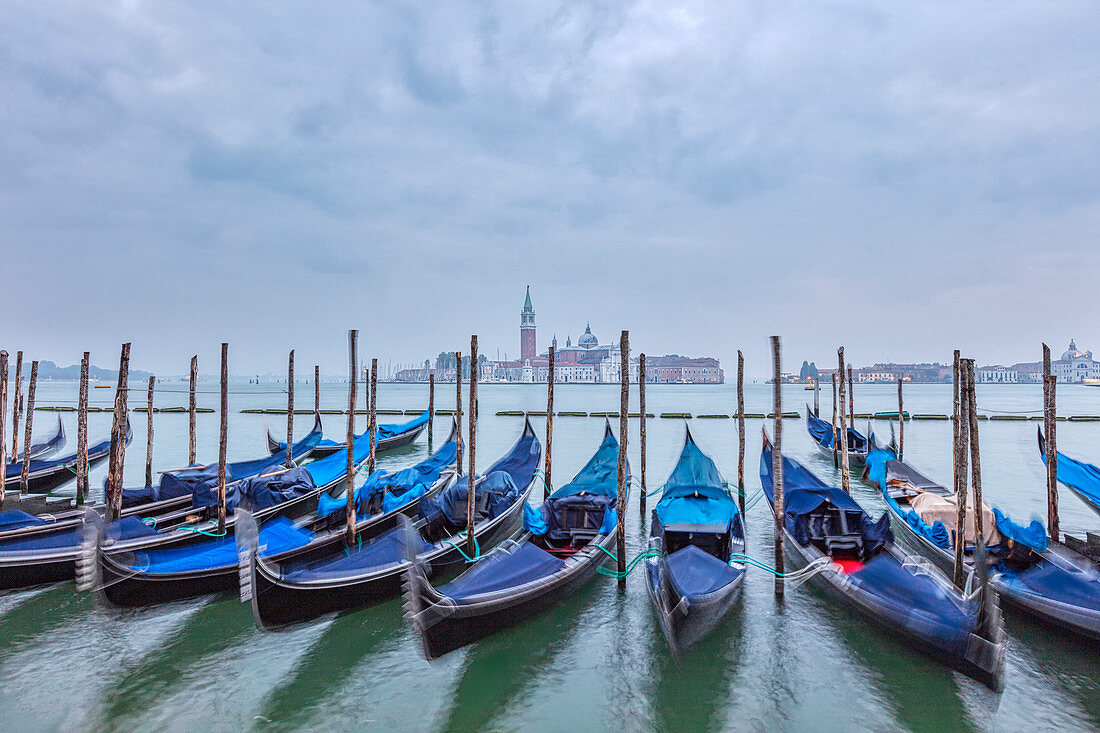 Ruhende Gondeln am Riva degli Schiavoni mit San Giorgio im Hintergrund in Venedig, Venetien, Italien