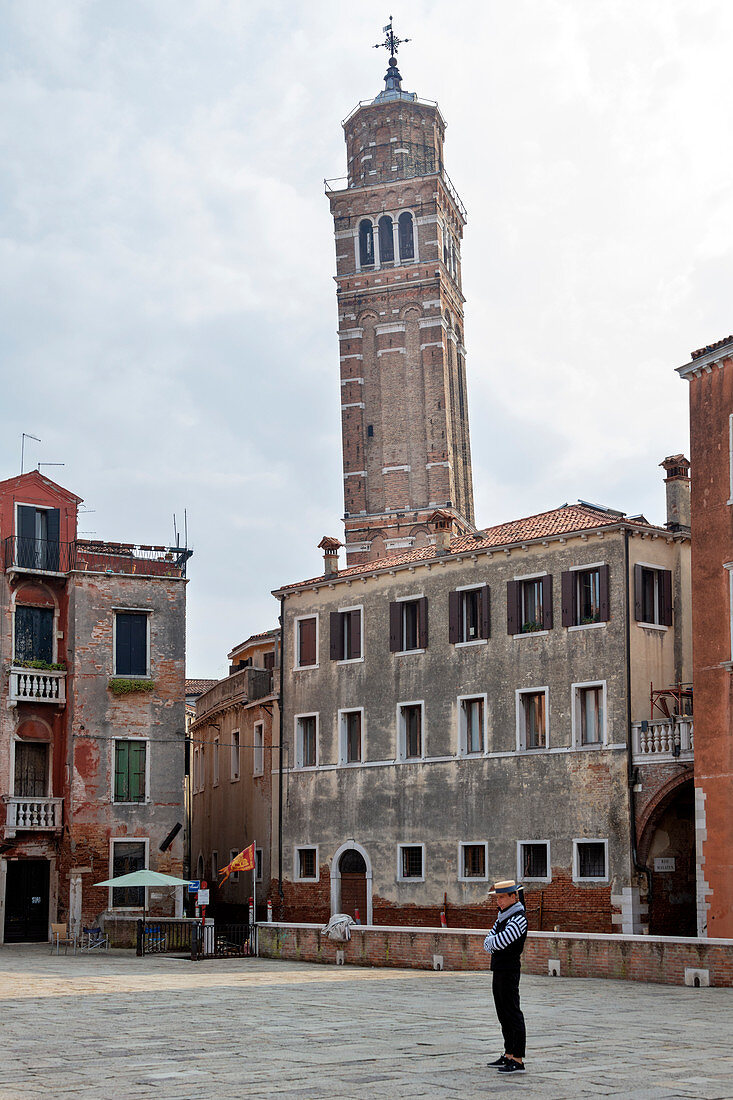 Wartender Gondoliere auf dem Campo Sant'Angelo mit dem Glockenturm von Santo Stefano in Venedig, Panorama, Venetien, Italien