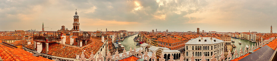 Canal Grande und Rialto Brücke von der Dachterasse "Tedeschi" in Venedig, Panorama, Venetien, Italien