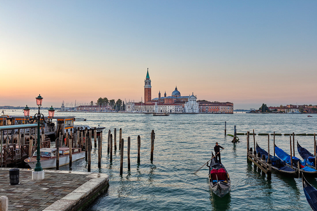 Gondel mit San Giorgio im Hintergrund morgens in Venedig, Venetien, Italien