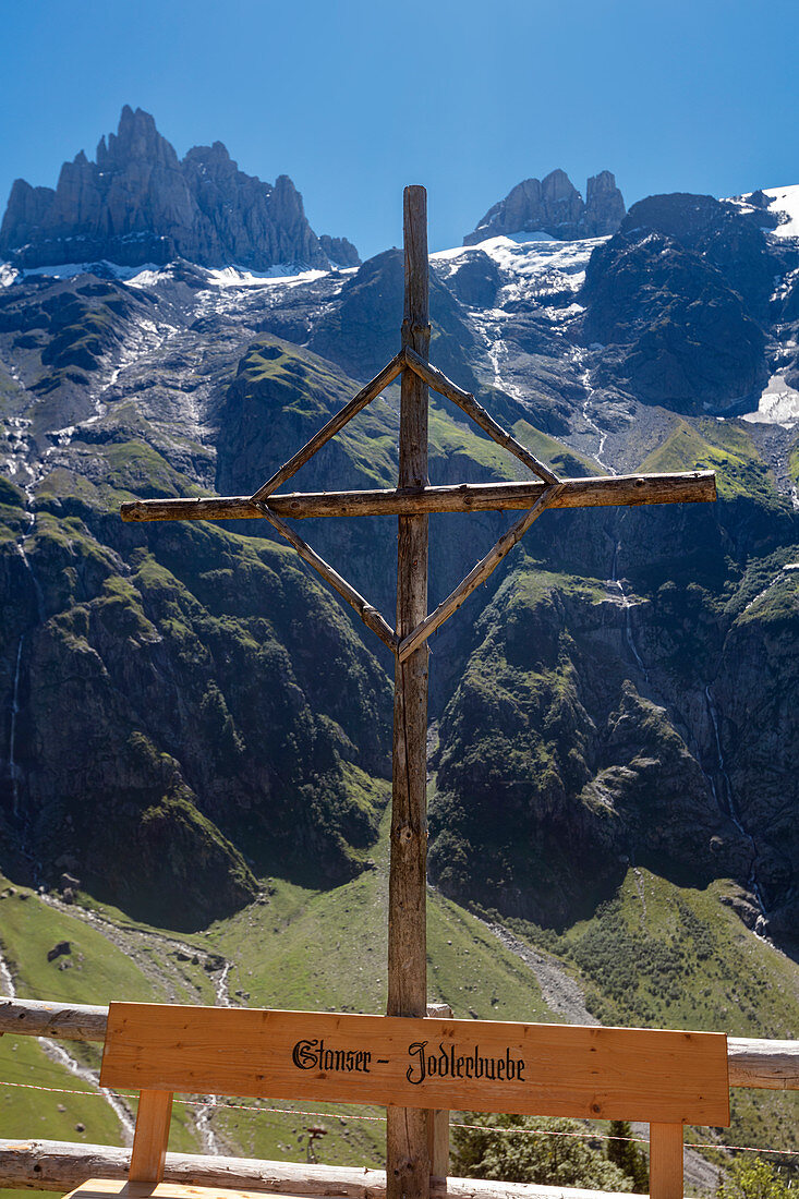 Sitzbank mit Kreuz auf der Fürenalp, Stäuber, Engelberg, Schweiz