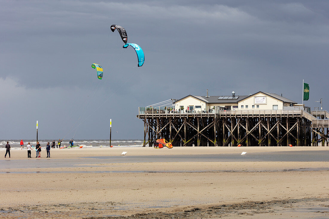 Kite surfers, Strandbar 54, Nordstrand, St. Peter-Ording, Schleswig-Holstein, Germany