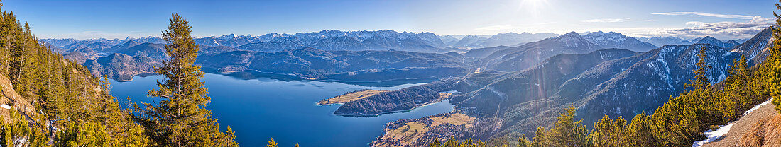 Panorama Blick vom Herzogstand auf den Walchensee, Bayern, Deutschland