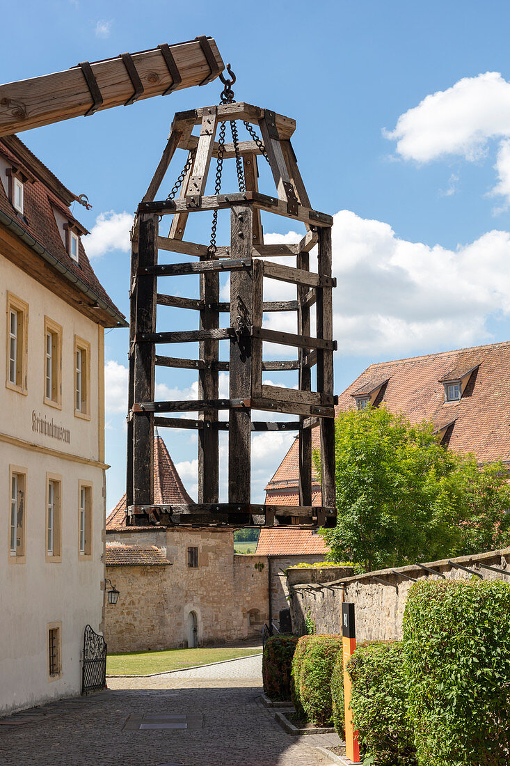 Tauchgestell mit Käfig vor dem Kriminalmuseum in Rothenburg ob der Tauber, Mittelfranken, Bayern, Deutschland