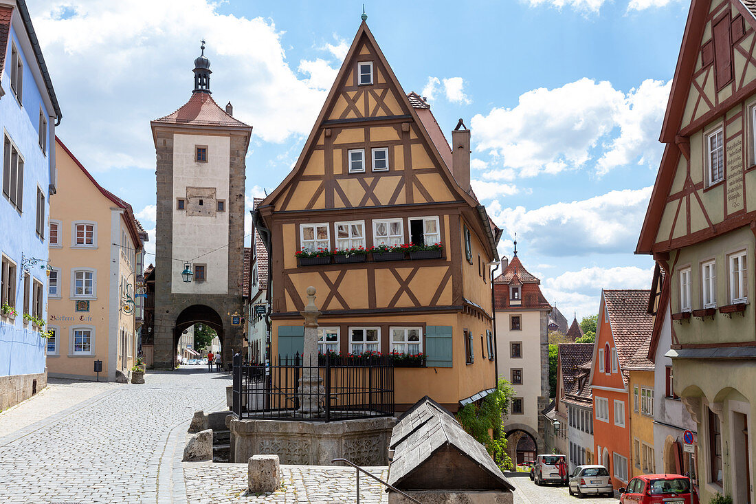 Das Plönlein mit dem Sieberstor (links) und dem Kobolzeller Tor (rechts) in Rothenburg ob der Tauber, Mittelfranken, Bayern, Deutschland