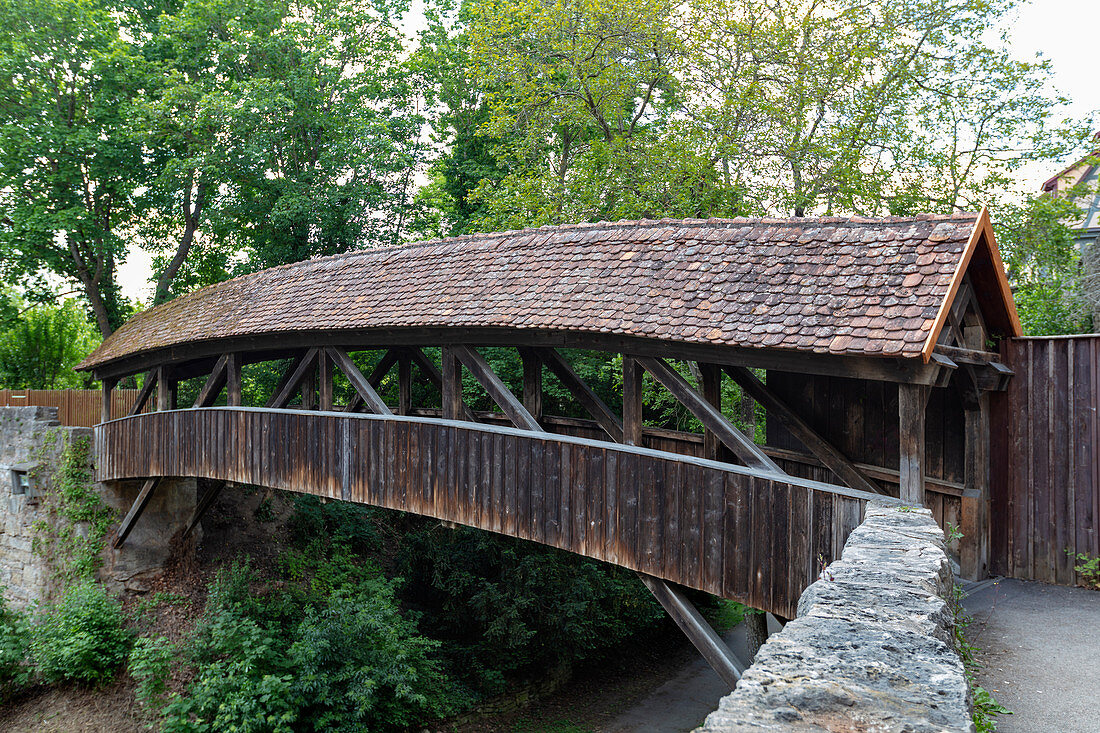Holzbrücke über den Befestigungsgraben der Spitalbastei von Rothenburg ob der Tauber, Mittelfranken, Bayern, Deutschland