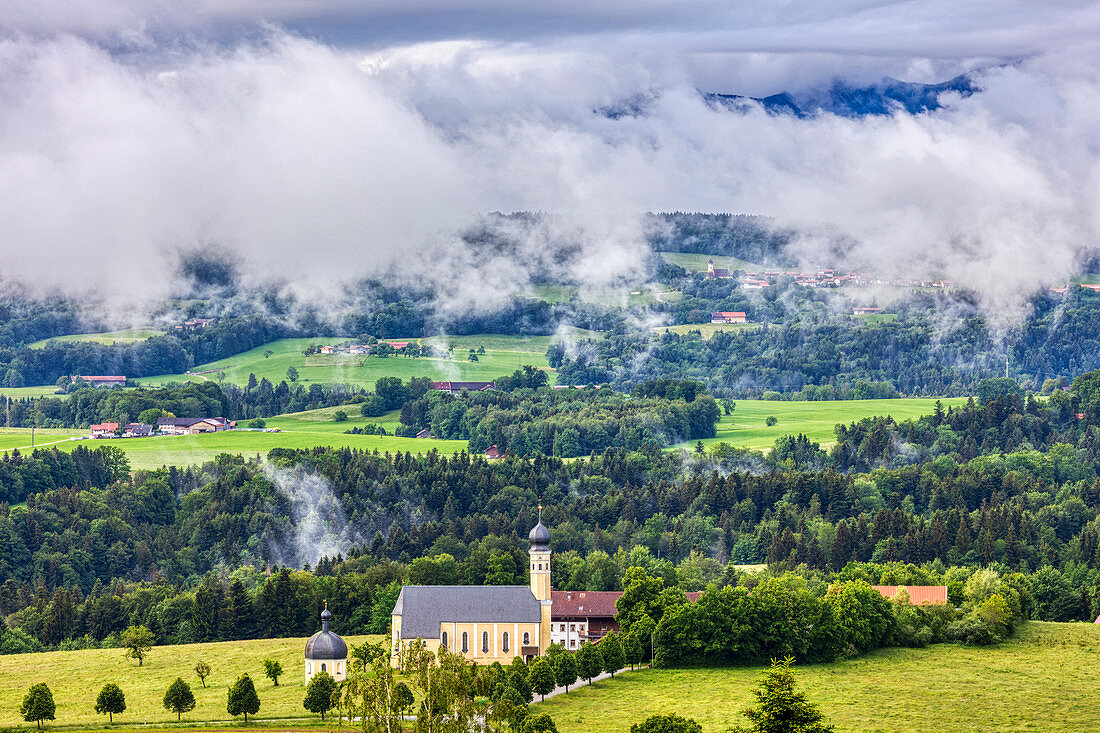 Wallfahrtskirche Wilparting St.Marinus unterm Nebel vom Irschenberg, Bayern, Deutschland