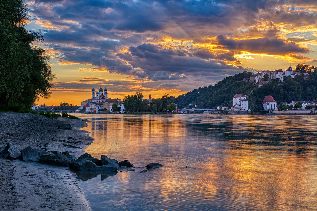 Blick von Innstadt am Ufer auf Passau bei Sonnenuntergang, Donau, Inn, Bayern, Deutschland