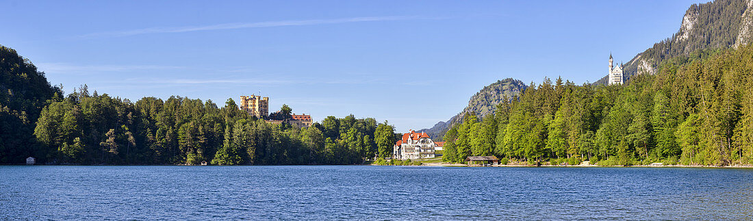 Schloss Hohenschwangau und Schloss Neuschwanstein am Schwansee, Panorama, bayrisches Allgäu, Bayern, Deutschland