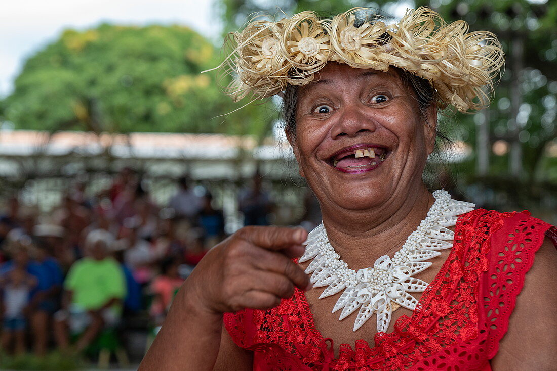 Fröhliche Tahitianerin lächelt mit fehlenden Zähnen bei einem Kulturfestival, Papeete, Tahiti, Windward Islands, Französisch-Polynesien, Südpazifik