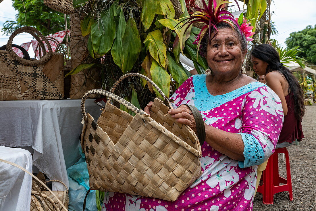 Porträt einer Tahitianerin mit traditionell aus Pandanusfasern gewebter Tasche bei einem Kulturfestival, Papeete, Tahiti, Windward Islands, Französisch-Polynesien, Südpazifik