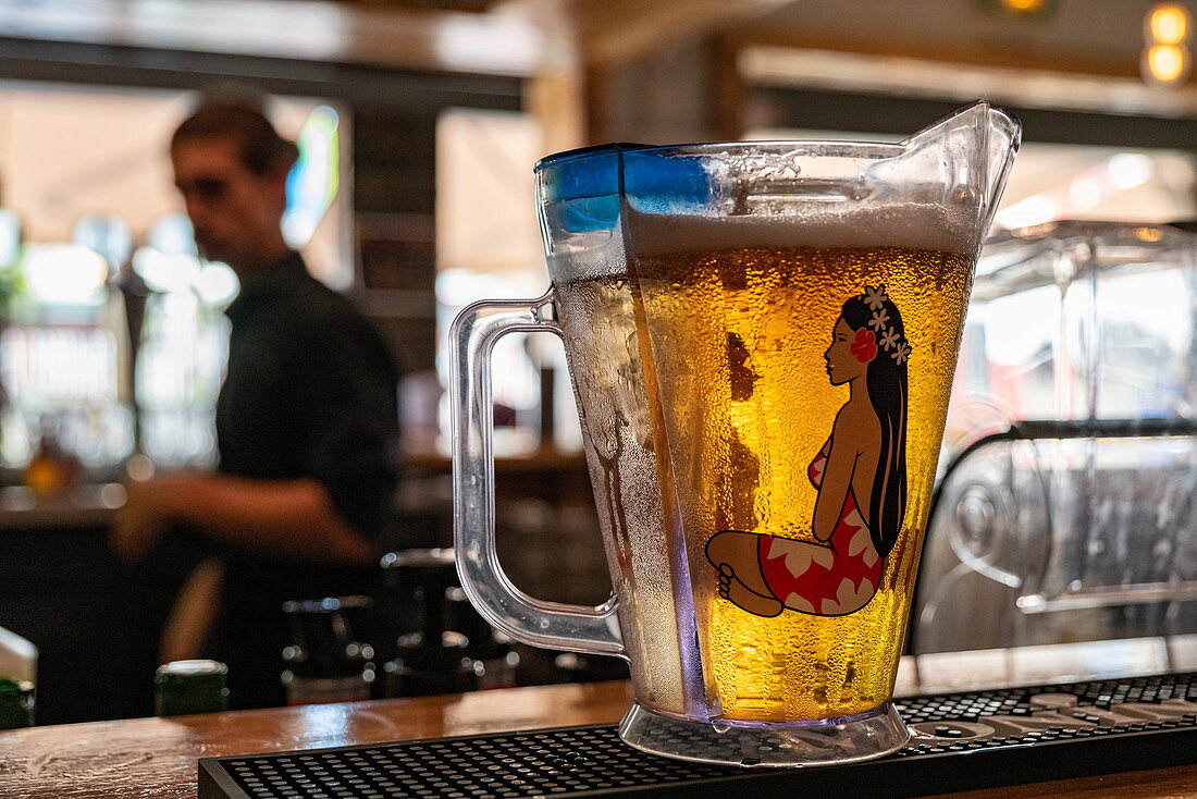 Krug Hinano Bier auf Theke einer Bar, Papeete, Tahiti, Windward Islands, Französisch-Polynesien, Südpazifik