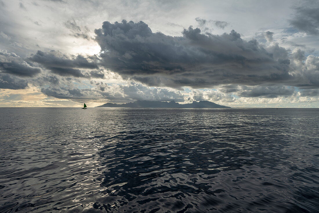 Wolken über der Insel Moorea kurz vor Sonnenuntergang, nahe Papeete, Tahiti, Windward Islands, Französisch-Polynesien, Südpazifik