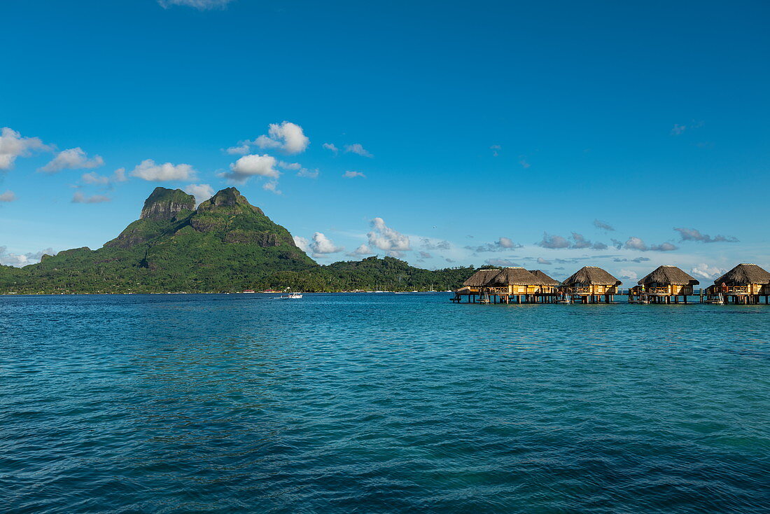 Überwasserbungalows des Bora Bora Pearl Beach Resort und Mount Otemanu, Bora Bora, Leeward Islands, Französisch-Polynesien, Südpazifik