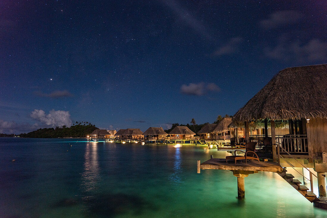 Sternenhimmel über Überwasserbungalows des Sofitel Bora Bora Private Island Resort in der Lagune von Bora Bora bei Nacht, Bora Bora, Leeward Islands, Französisch-Polynesien, Südpazifik
