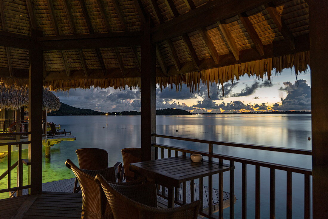 Blick von Überwasserbungalow des Sofitel Bora Bora Private Island Resort in der Lagune von Bora Bora bei Tagesanbruch, Bora Bora, Leeward Islands, Französisch-Polynesien, Südpazifik