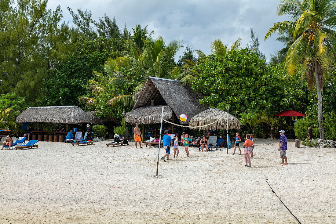Familie spielt Volleyball während eines Ausflugs zu einem Motu Inselchen in der Lagune von Bora Bora, Bora Bora, Leeward Islands, Französisch-Polynesien, Südpazifik