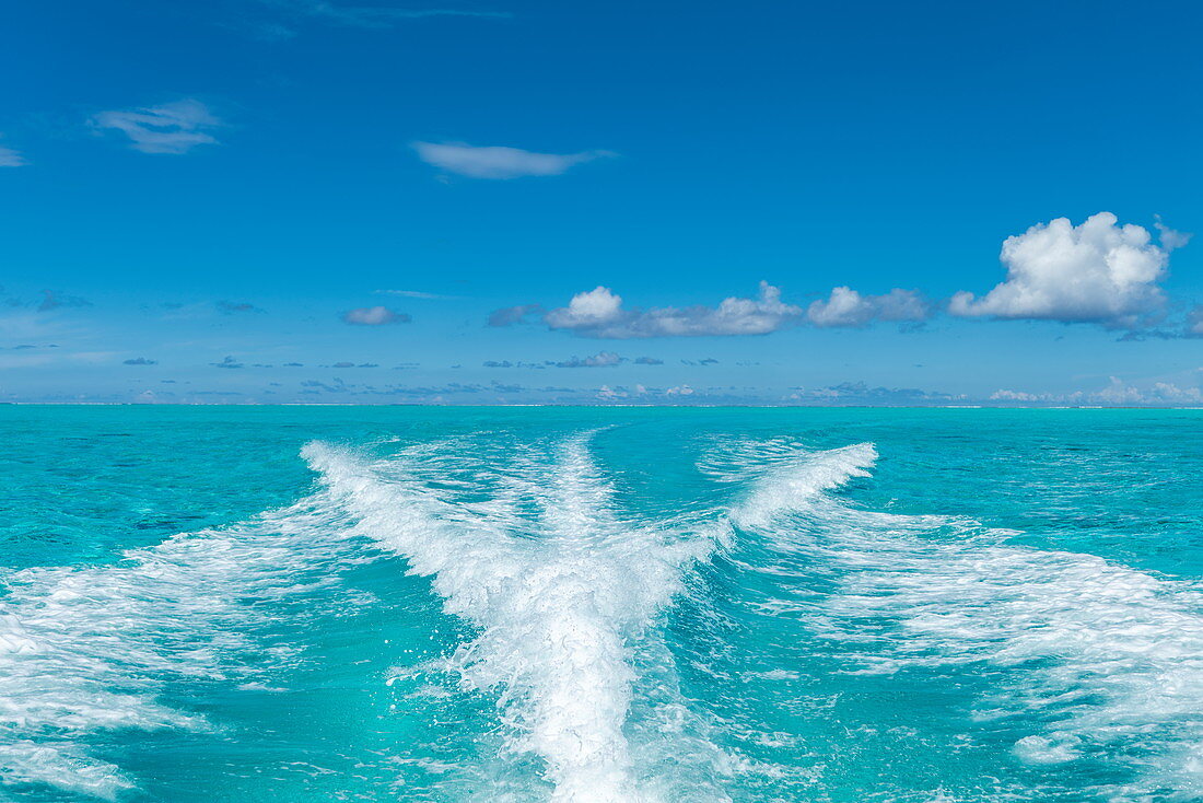 Die Wellen eines Schnellboots im türkisfarbenen Wasser der Lagune von Bora Bora, Bora Bora, Leeward Islands, Französisch-Polynesien, Südpazifik