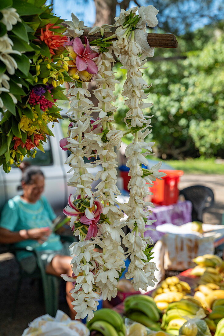 Blumenkränze zum Verkauf an Marktstand am Straßenrand, Moorea, Windward Islands, Französisch-Polynesien, Südpazifik