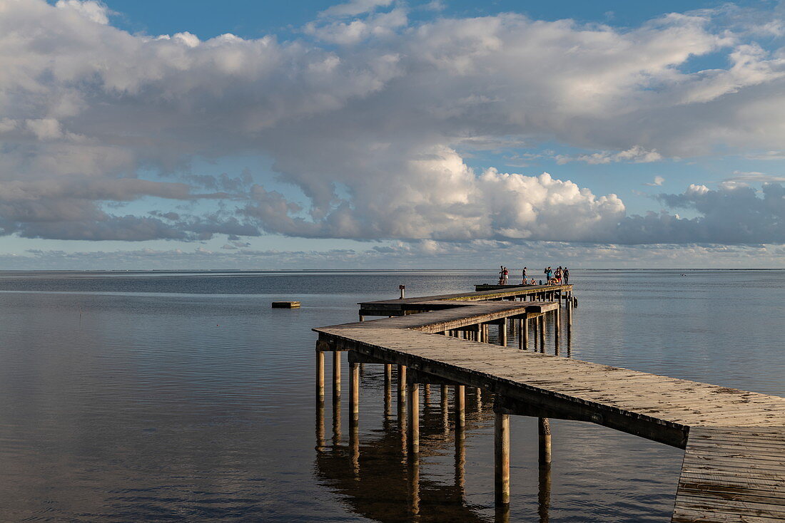 Menschen auf hölzernem Pier des Linareva Beach Resort, Teniutaoto, Moorea, Windward Islands, Französisch-Polynesien, Südpazifik