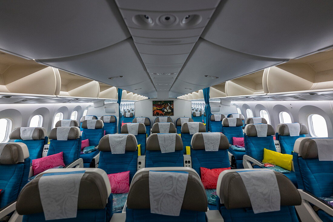 Buntes Kabineninterieur der Moana Premium Economy Class an Bord von Air Tahiti Nui Boeing 787 Dreamliner Flugzeug, Flughafen Paris Charles de Gaulle (CDG), nahe Paris, Frankreich