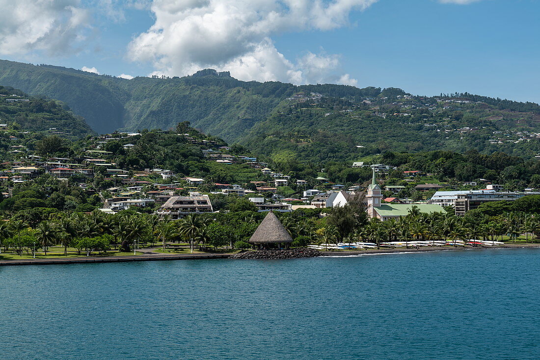 Blick auf Papeete von der Fähre Aremiti 2 die zwischen Tahiti und Moorea pendelt, Papeete, Tahiti, Windward Islands, Französisch-Polynesien, Südpazifik