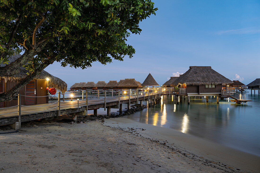 Pier zu Überwasserbungalows des Hilton Moorea Lagoon Resort & Spa bei Tagesanbruch, Moorea, Windward Islands, Französisch-Polynesien, Südpazifik