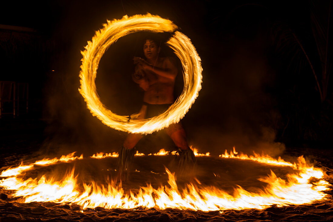 Feuertanz während der "Pacifica" Show im Kulturzentrum Tiki Village, Moorea, Windward Islands, Französisch-Polynesien, Südpazifik