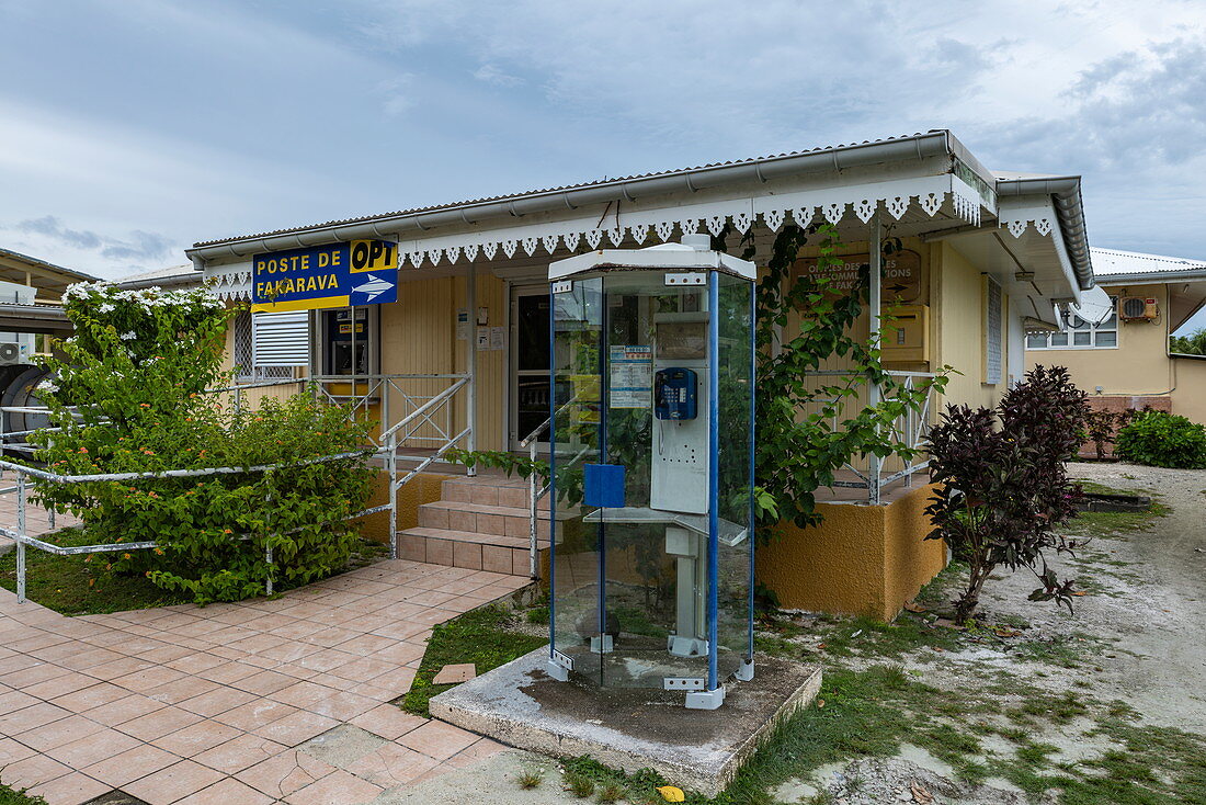 Telefonzelle vor dem Postamt von Fakarava, Fakarava-Atoll, Tuamotu-Inseln, Französisch-Polynesien, Südpazifik