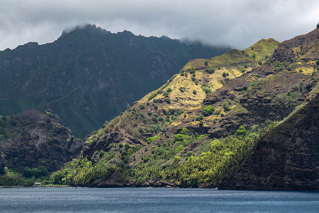 Küste gesehen vom Passagierfrachtschiff Aranui 5 (Aranui Cruises), Omoa, Fatu Hiva, Marquesas-Inseln, Französisch-Polynesien, Südpazifik