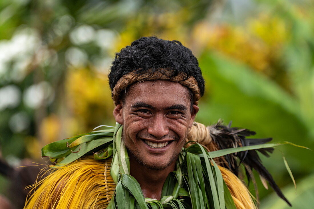 Ein marquesanischer "Krieger" lächelt in die Kamera bei einer kulturellen Veranstaltung für Passagiere des Passagierfrachtschiff Aranui 5 (Aranui Cruises), Hatiheu, Nuku Hiva, Marquesas-Inseln, Französisch-Polynesien, Südpazifik