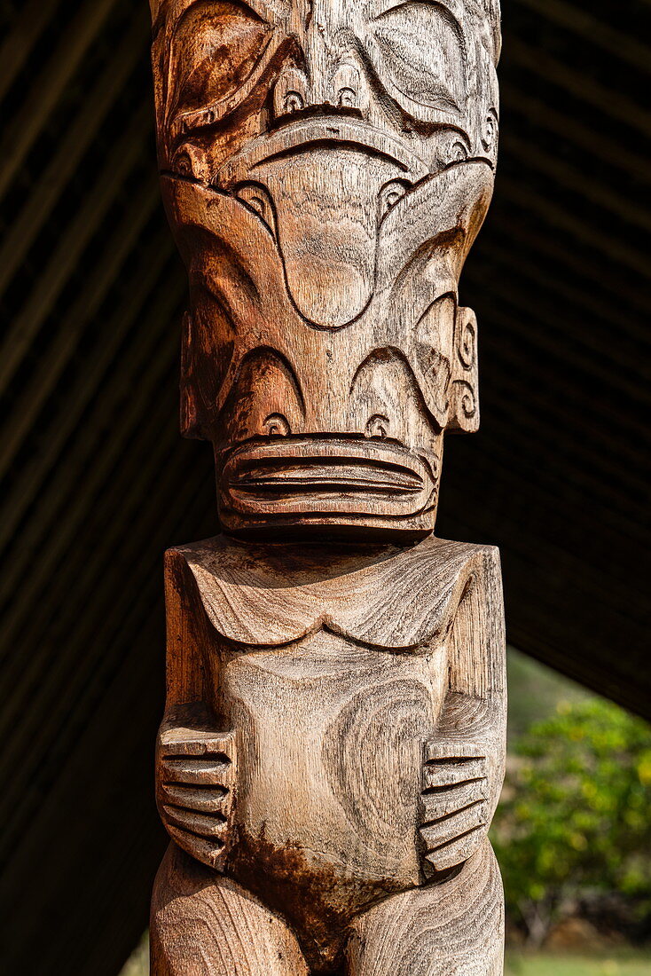 Großes hölzernes Tiki ausgestellt im Kulturzentrum Te Tumu, Tekoapa, Ua Huka, Marquesas-Inseln, Französisch-Polynesien, Südpazifik