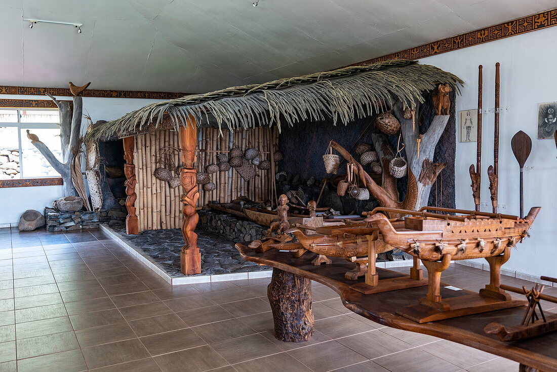 Holzschnitzereien und Artefakte ausgestellt im Kulturzentrum Te Tumu, Tekoapa, Ua Huka, Marquesas-Inseln, Französisch-Polynesien, Südpazifik