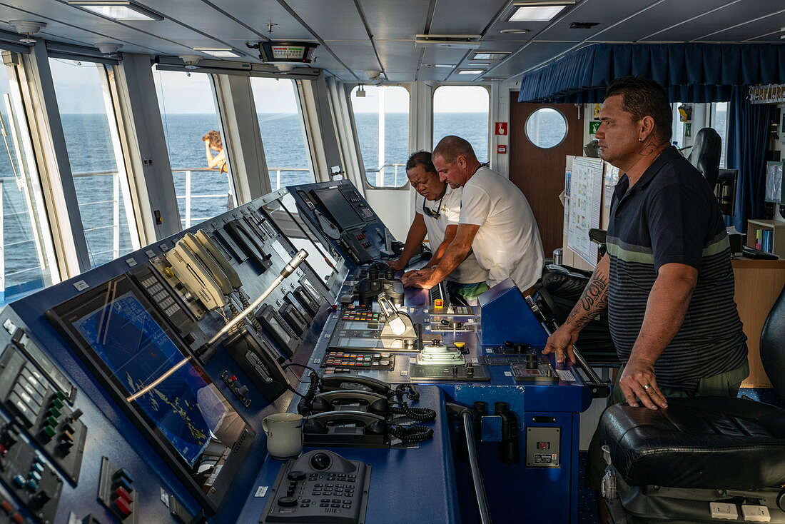 Kapitän Christophe Dupuy und Offiziere auf der Brücke von Passagierfrachtschiff Aranui 5 (Aranui Cruises), Hakahau, Ua Pou, Marquesas-Inseln, Französisch-Polynesien, Südpazifik