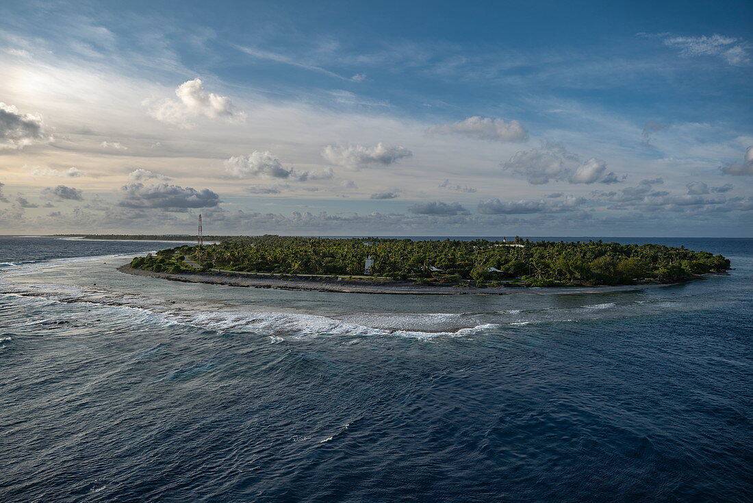 Blick auf Insel Avatoru von Passagierfrachtschiff Aranui 5 (Aranui Cruises) bei Fahrt durch den Tiputa Kanal in die Lagune, Rangiroa Atoll, Tuamotu-Inseln, Französisch-Polynesien, Südpazifik