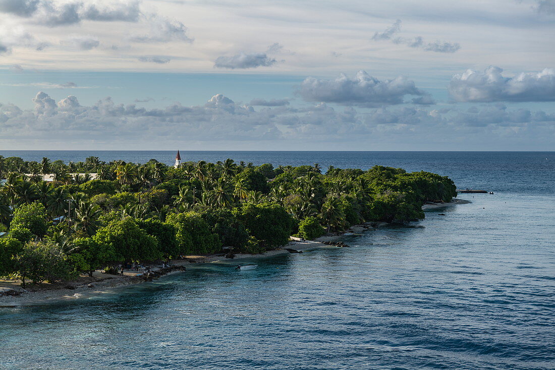 Blick auf Insel Avatoru von Passagierfrachtschiff Aranui 5 (Aranui Cruises) bei Fahrt durch den Tiputa Kanal in die Lagune, Rangiroa Atoll, Tuamotu-Inseln, Französisch-Polynesien, Südpazifik