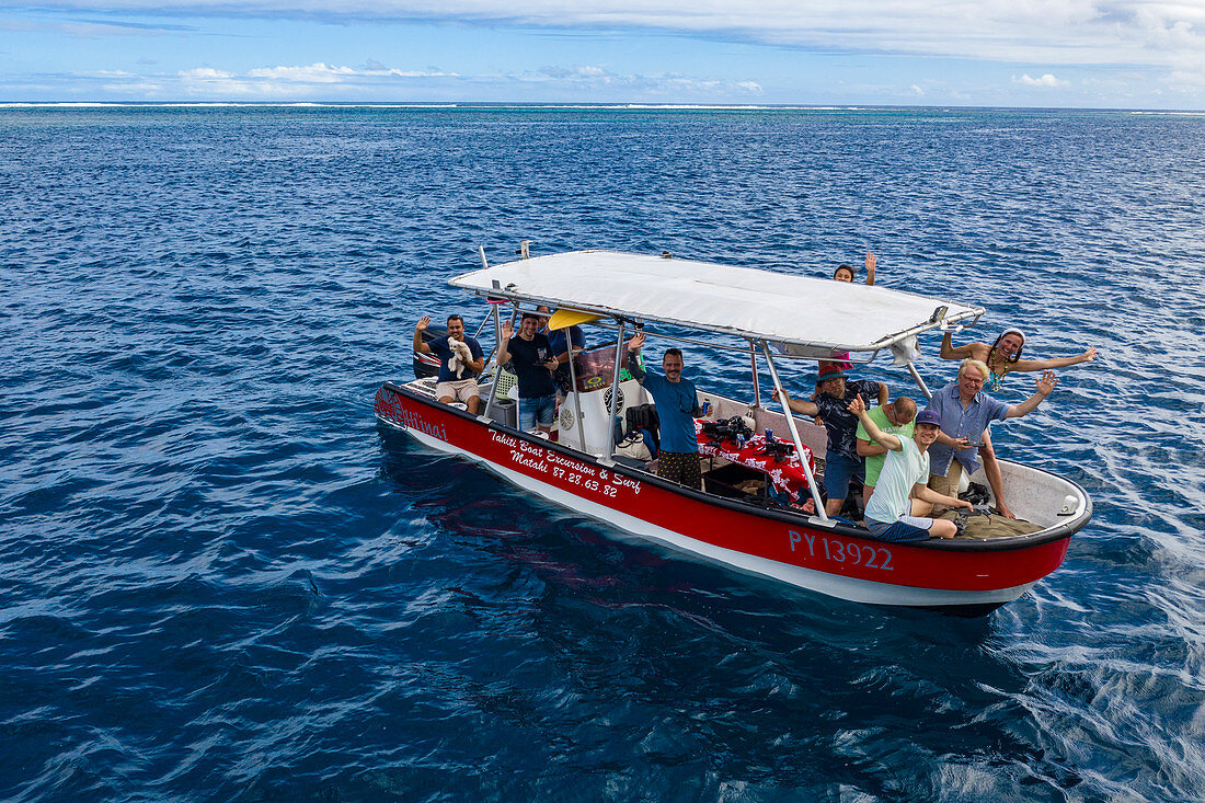 Luftaufnahme von Touristen auf Ausflugsboot an der Südwestküste von Tahiti-Iti, Pointe Puforatiai, Tahiti, Windward Islands, Französisch-Polynesien, Südpazifik