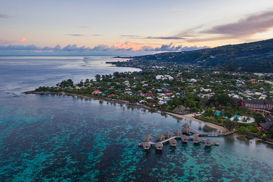 Luftaufnahme des Tahiti Ia Ora Beach Resort (managed by Sofitel) mit Überwasserbungalows bei Sonnenuntergang, nahe Papeete, Tahiti, Windward Islands, Französisch-Polynesien, Südpazifik