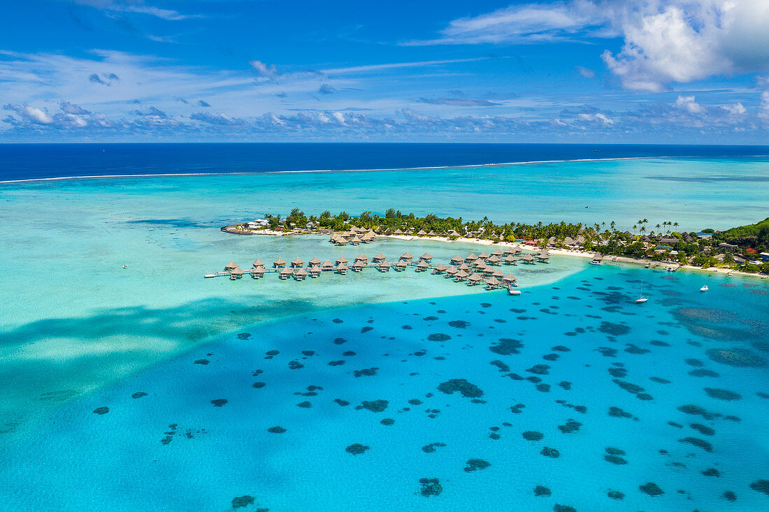 Luftaufnahme des InterContinental Le Moana Bora Bora Resort mit Überwasserbungalows in der Lagune von Bora Bora, Vaitape, Bora Bora, Leeward Islands, Französisch-Polynesien, Südpazifik