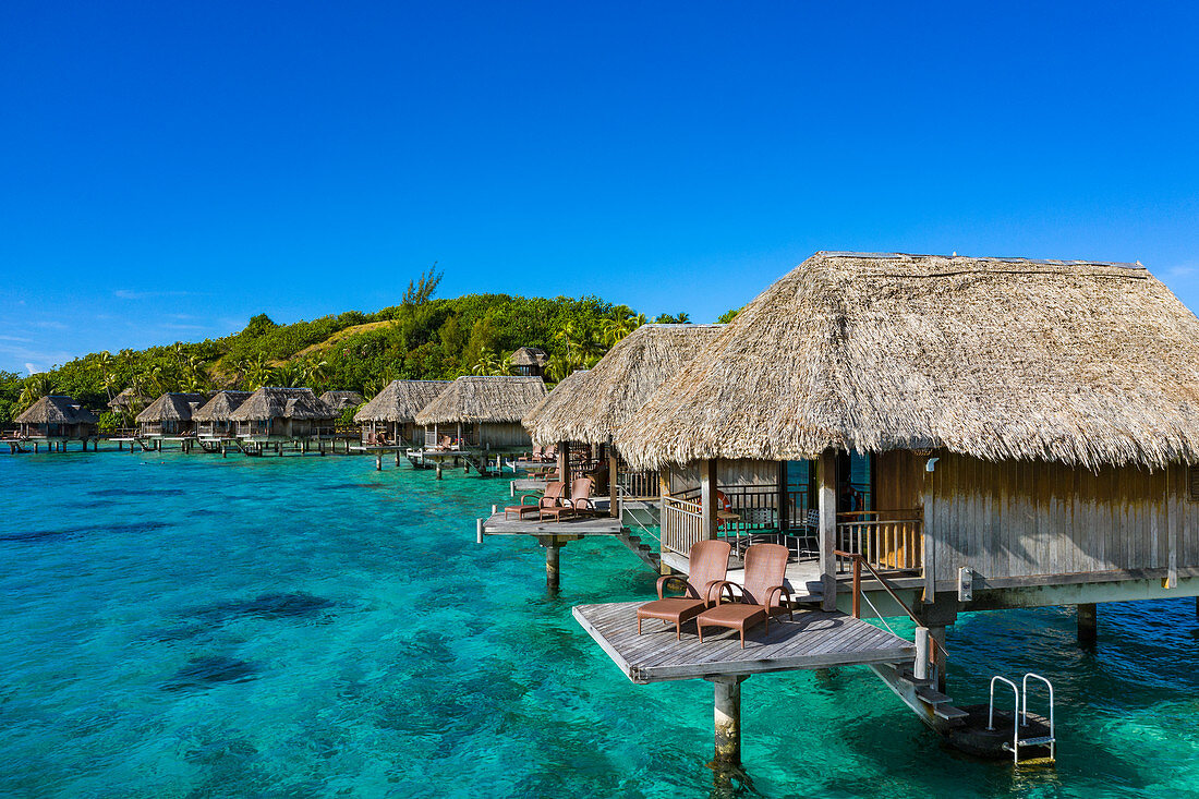 Überwasserbungalows des Sofitel Bora Bora Private Island Resort in der Lagune von Bora Bora, Vaitape, Bora Bora, Leeward Islands, Französisch-Polynesien, Südpazifik