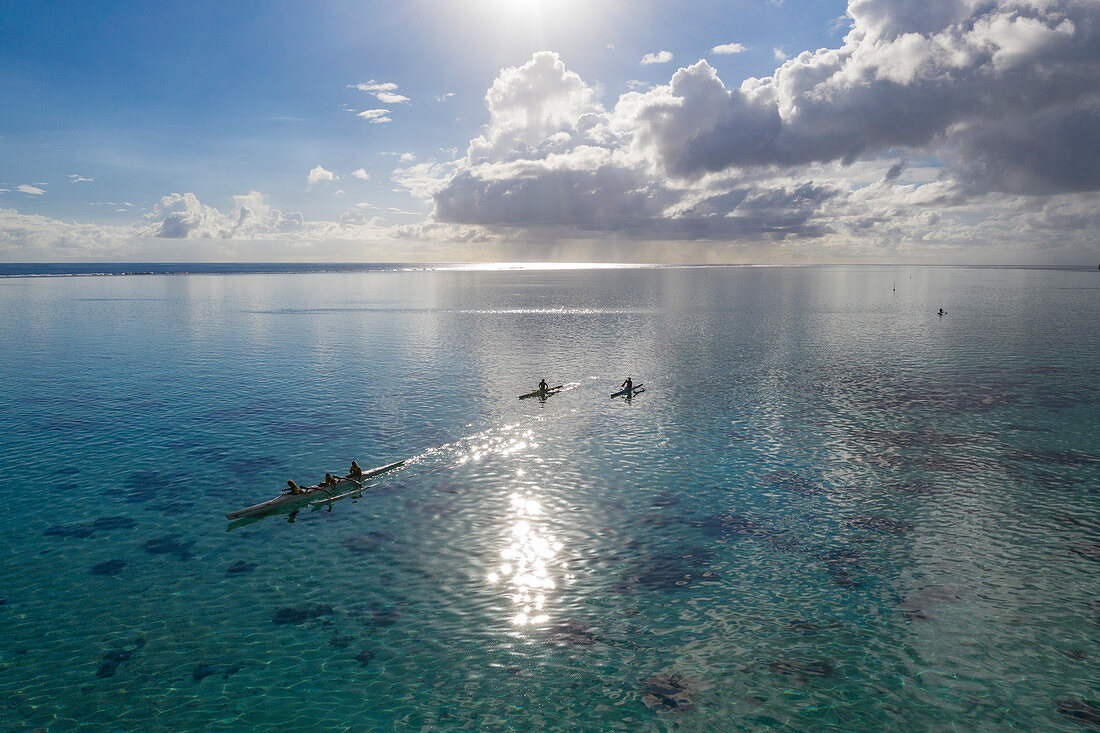 Luftaufnahme von Ausleger-Rennkanus in der Lagune von Moorea, Avamotu, Moorea, Windward Islands, Französisch-Polynesien, Südpazifik
