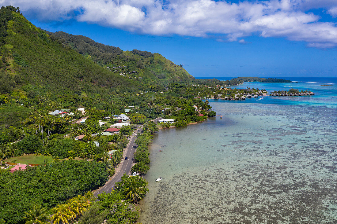 Luftaufnahme der Küstenstraße entlang der Lagune von Moorea, Apootaata, Moorea, Windward Islands, Französisch-Polynesien, Südpazifik