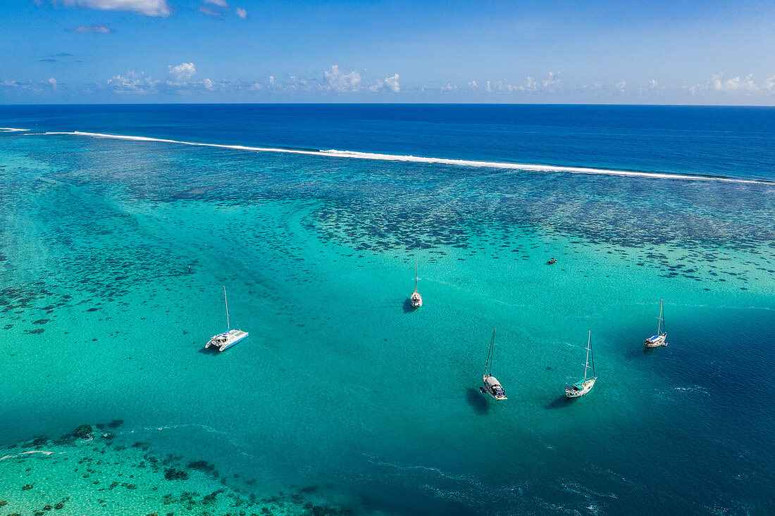 Luftaufnahme von vor Anker liegenden Segelbooten in der Lagune von Moorea, Apootaata, Moorea, Windward Islands, Französisch-Polynesien, Südpazifik