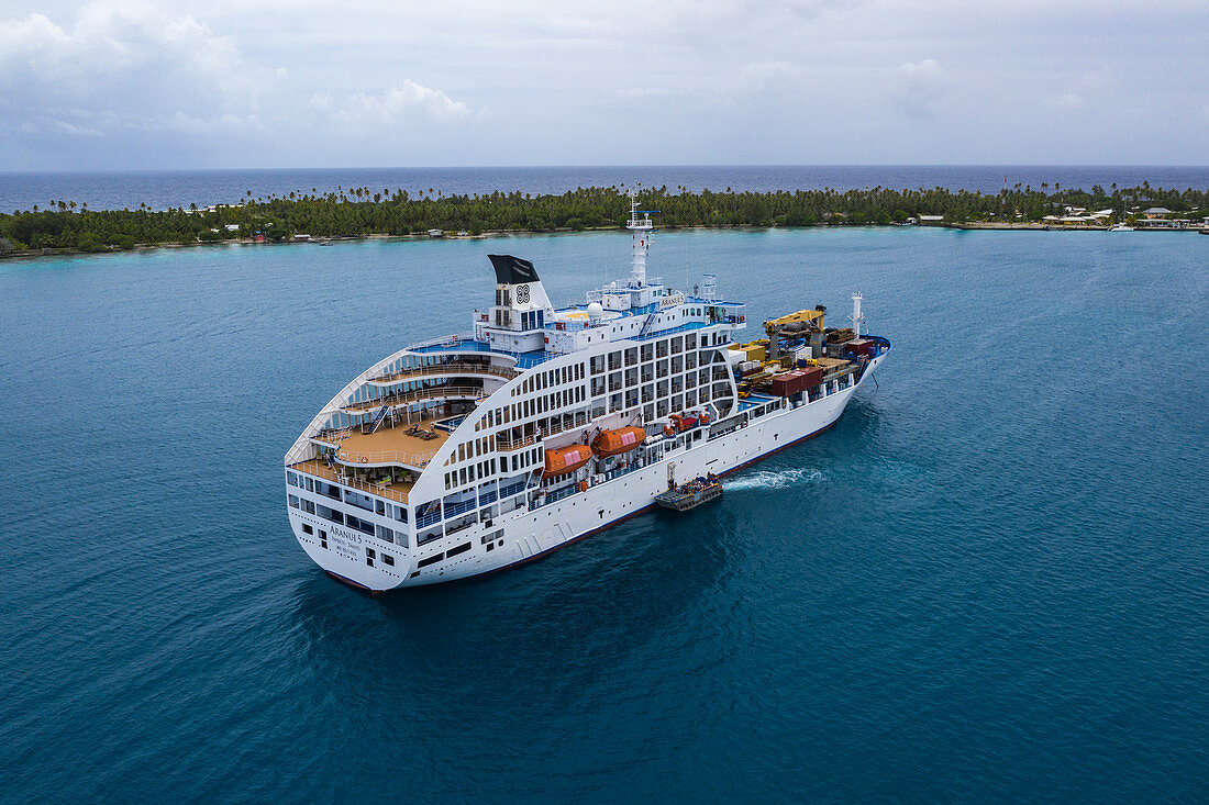 Luftaufnahme von Passagierfrachter Aranui 5 (Aranui Cruises) auf Reede, Rotoava, Fakarava-Atoll, Tuamotu-Inseln, Französisch-Polynesien, Südpazifik