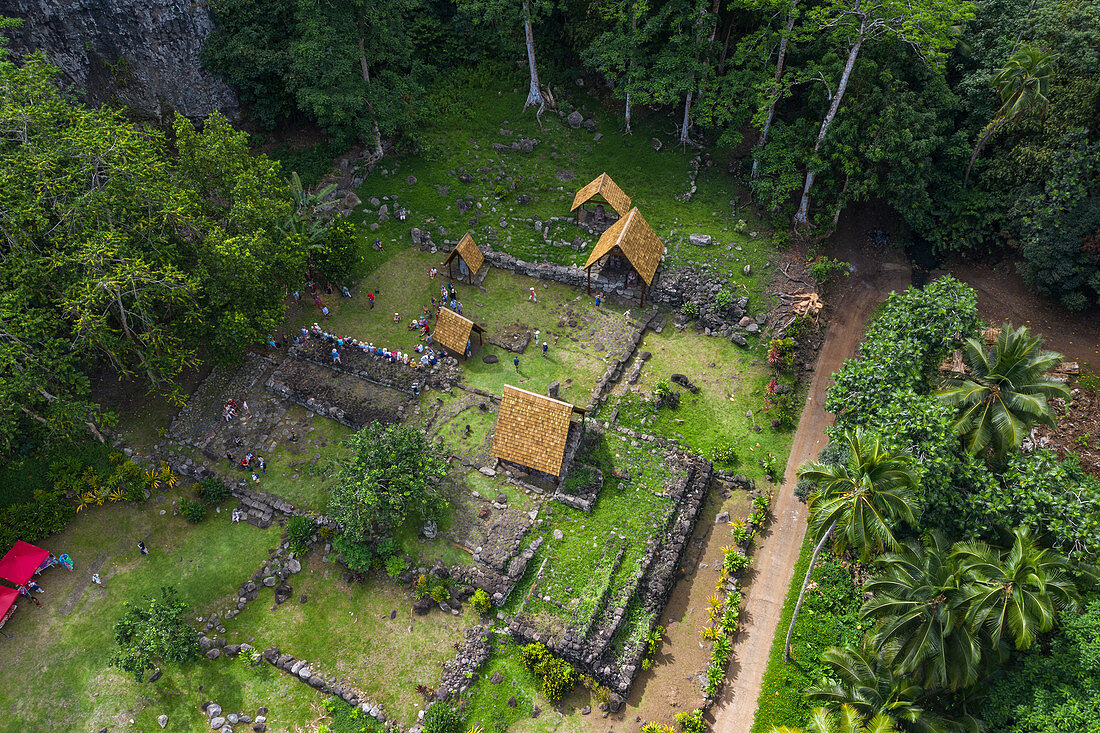 Luftaufnahme der archäologischen Stätte von Meae Iipona, Puamau, Hiva Oa, Marquesas-Inseln, Französisch-Polynesien, Südpazifik