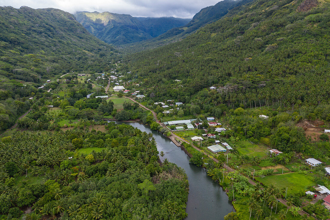 Luftaufnahme von Fluss und Häuser im Taipivai Valley, Taipivai, Nuku Hiva, Marquesas-Inseln, Französisch-Polynesien, Südpazifik