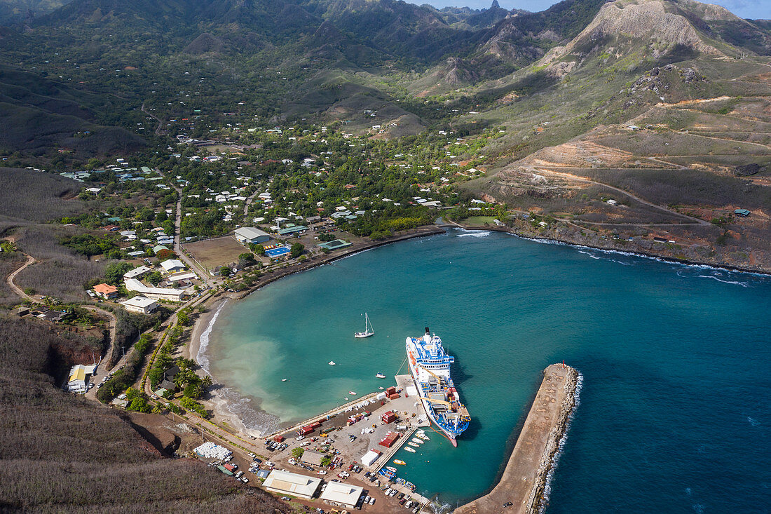 Luftaufnahme von Passagierfrachter Aranui 5 (Aranui Cruises) am Pier beim Entladen von Fracht, Hakahau, Ua Pou, Marquesas-Inseln, Französisch-Polynesien, Südpazifik