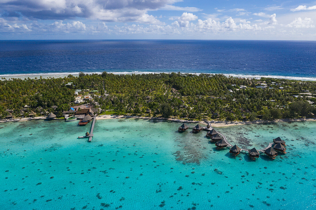 Luftaufnahme von Überwasserbungalows am Hotel Kia Ora Resort & Spa, Insel Avatoru, Rangiroa-Atoll, Tuamotu-Inseln, Französisch-Polynesien, Südpazifik